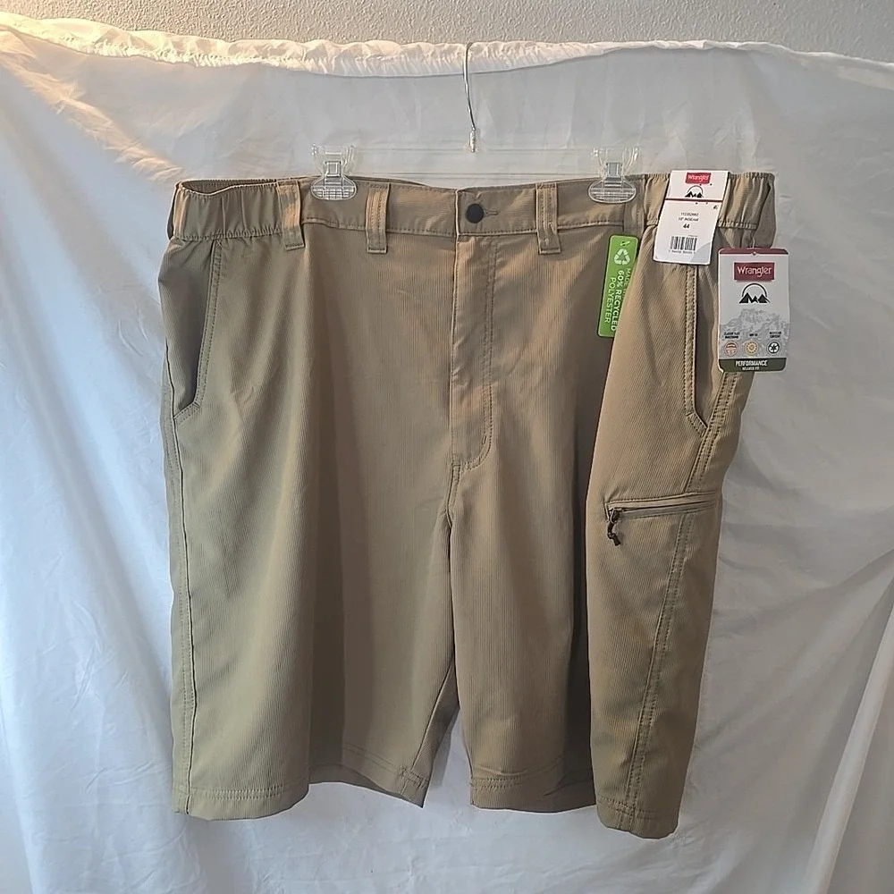 Wrangler Men's Performance Relaxed Fit‎ Shorts with Utility Pocket Flex Waist 44